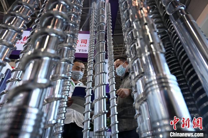 图为第三届中国·沧县塑料中空制品展览会现场。翟羽佳 摄 图为第三届中国·沧县塑料中空制品展览会现场。翟羽佳 摄