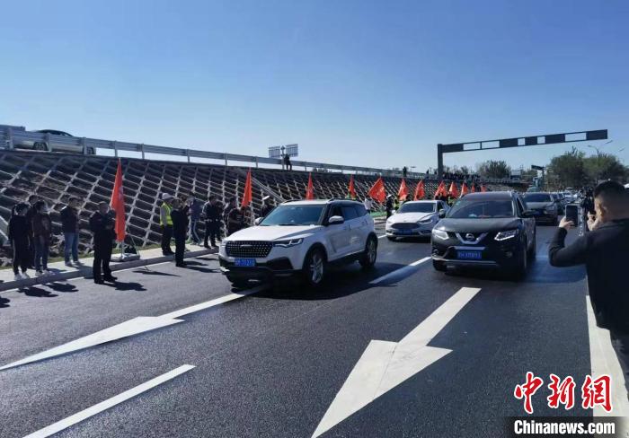 图为开通仪式后首批驶过燕郊出口立交枢纽的车辆。宋敏涛 摄 图为开通仪式后首批驶过燕郊出口立交枢纽的车辆。宋敏涛 摄