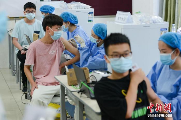 资料图:医护人员为学生们接种疫苗。何蓬磊 摄 资料图:医护人员为学生们接种疫苗。何蓬磊 摄