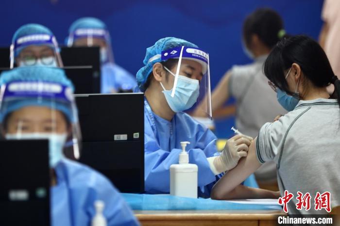 资料图:学生进行新冠疫苗接种。泱波 摄 资料图:学生进行新冠疫苗接种。泱波 摄