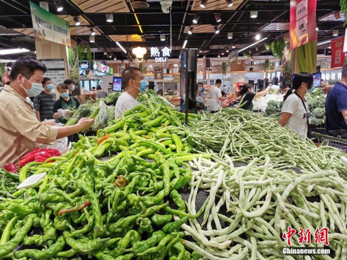 河南省郑州市的市民在一家大型超市选购蔬菜。 a target='_blank' href='http://www.chinanews.com/'中新社/a记者 韩章云 摄 