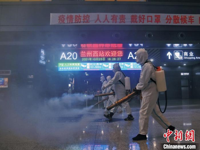 资料图:连日来,兰州西站进行“地毯式”消杀,保旅客出行安全。杨艳敏 摄 资料图:连日来,兰州西站进行“地毯式”消杀,保旅客出行安全。杨艳敏 摄
