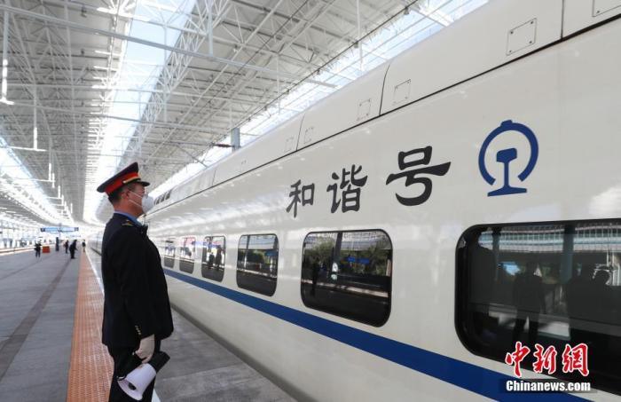10月11日，D6723次列车从北京北站发车，开往张家口。a target='_blank' href='http://www.chinanews.com/'中新社/a记者 贾天勇 摄