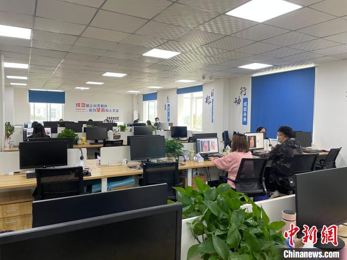 工作人员正在进行内容审核。祝欢 摄