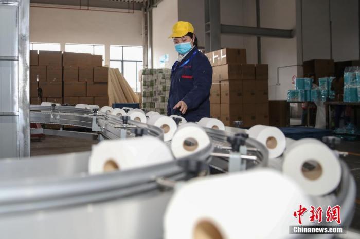 资料图：贵州省某纸业有限公司生产线。 a target='_blank' href='http://www.chinanews.com/'中新社/a记者 瞿宏伦 摄