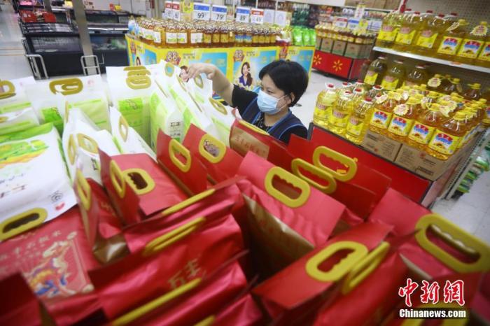 资料图：超市工作人员摆放大米和油等生活必需品。 a target='_blank' href='http://www.chinanews.com/'中新社/a记者 泱波 摄