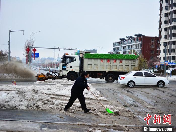 长春环卫出动清雪车。郭佳 摄 长春环卫出动清雪车。郭佳 摄