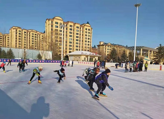 穆棱市奥林匹克体育公园冰场上的滑冰爱好者1.jpg