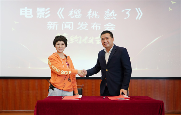 颜丽妃（左）与湖北文化产业商会常务副会长黄利军.jpg