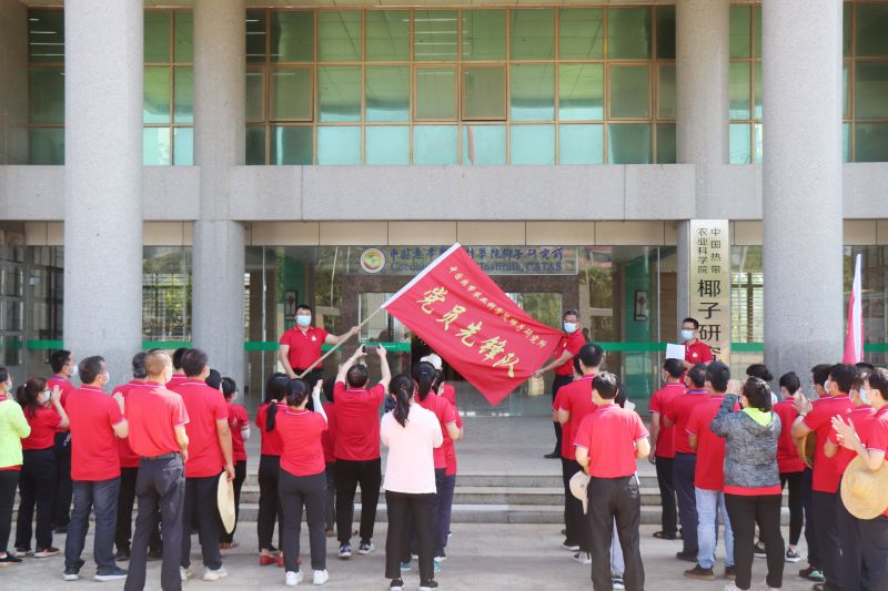叶剑秋为党员先锋队授旗.jpg