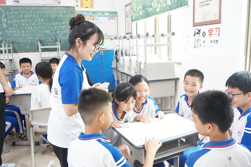 团辅活动中指导学生进行游戏.JPG