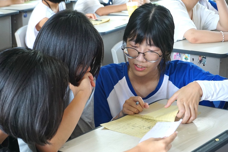 志愿者为学生辅导作业.JPG