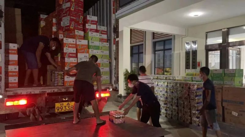我校向陵水县乡村振兴驻点村捐赠抗疫物资.jpg
