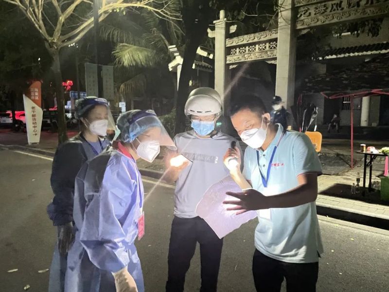 李玲老师,李宇老师深夜卡口值班中.jpg
