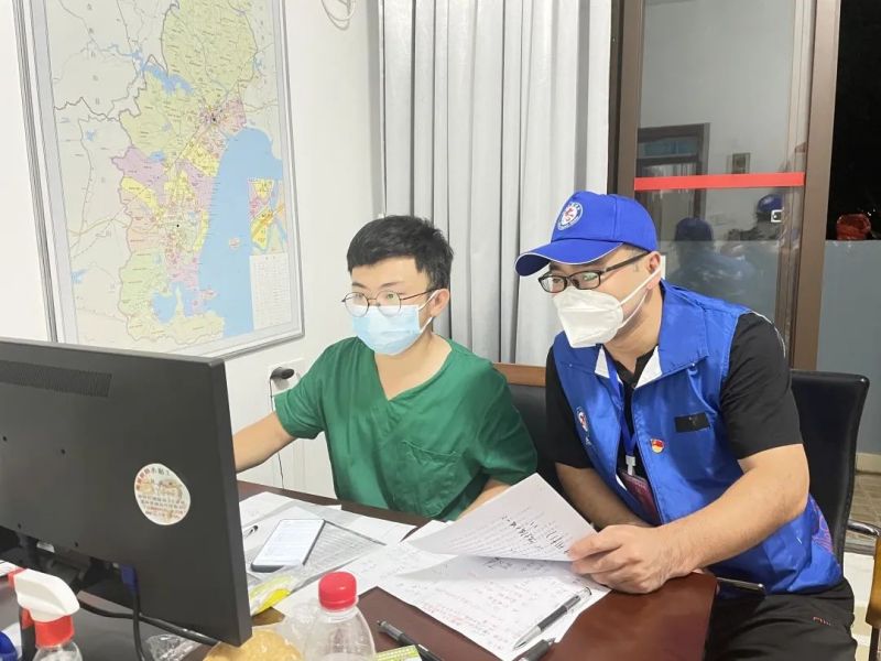 志愿者孙世杰,王建光完成流调数据核实工作.jpg