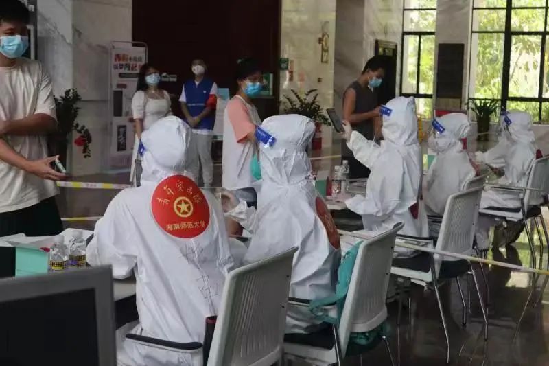 海师志愿者在一线.jpg