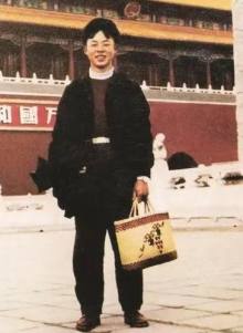 雷锋北京换车在天安门留影_WPS图片(1).jpg