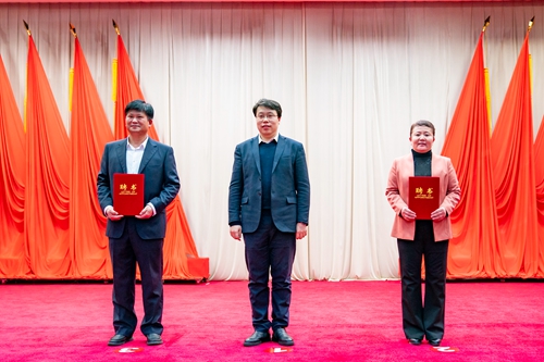 穆棱市委书记贺业方为导师颁发聘书.JPG