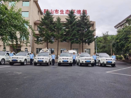 执法车辆蓄势待发。摄影 董楠楠(1).jpg