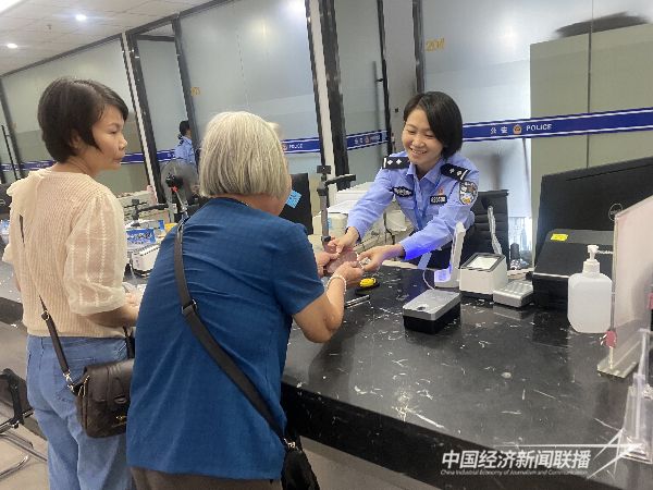 20231030 八旬老人圆了户口迁移“梦”1.jpg?v=1698651622