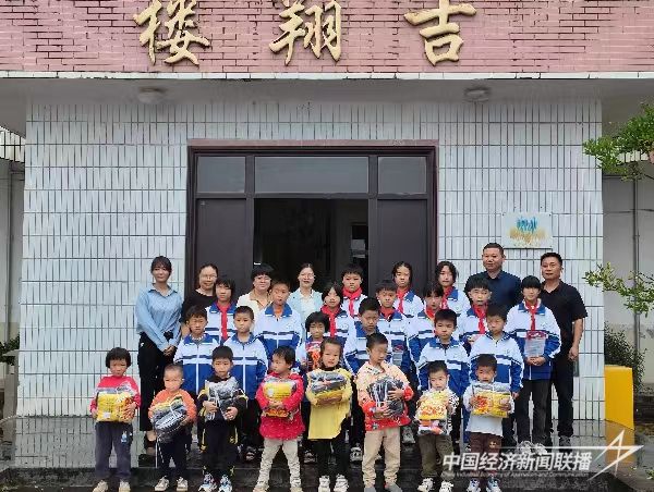 20231031 华安爱心企业捐赠助学2.jpg?v=1698737644