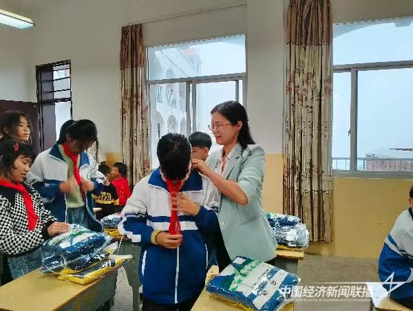20231031  华安爱心企业捐赠助学1.jpg?v=1698737644