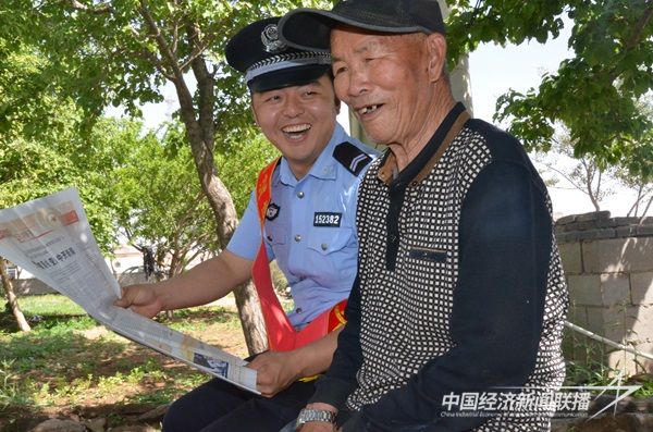 阿拉善左旗乌力吉边境派出所党员民警深入辖区,与老党员共同学习贯彻党的先进理论。.jpg?v=1703828328