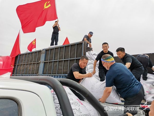阿拉善左旗乌力吉边境派出所全体民警主动请缨,立即投入装卸、分发抗旱饲草料工作中,受到驻地党委政府和牧民群众一致好评。.jpg?v=1703828328