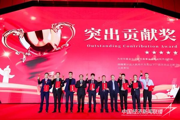 赵学刚副局长为郑武执行会长颁授“5A级社会组织”牌匾5.jpg?v=1704724774
