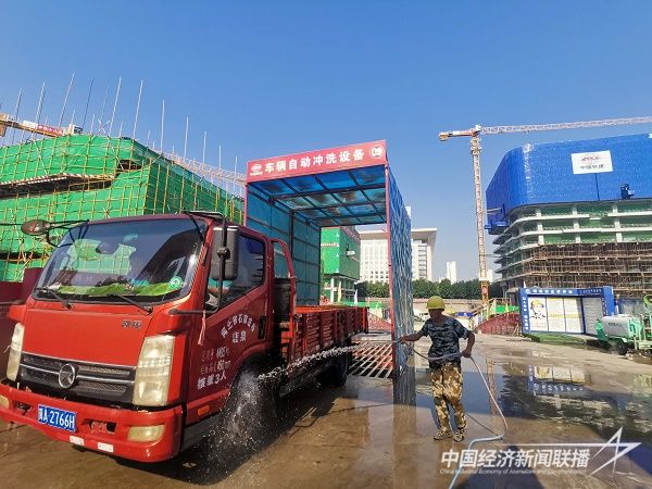 中铁十八局集团北京公司河北项目群建设者在正定汇程国际中心项目通过车辆自动冲洗设备冲洗进出工地车辆(伍振 摄).jpg?v=1706498308