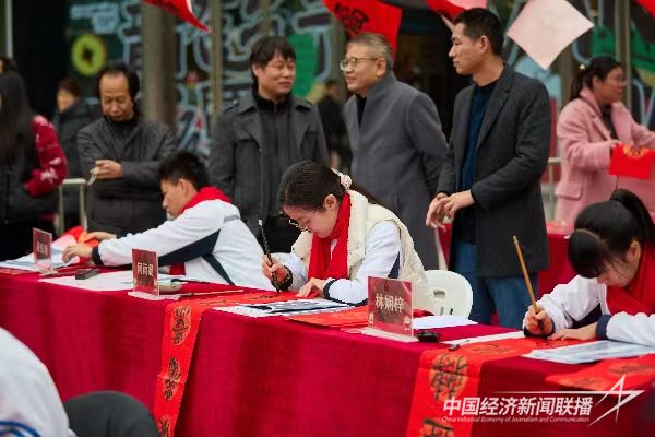 20240130  龙海区31名“小书法家”义务写春联3.jpg?v=1706678015