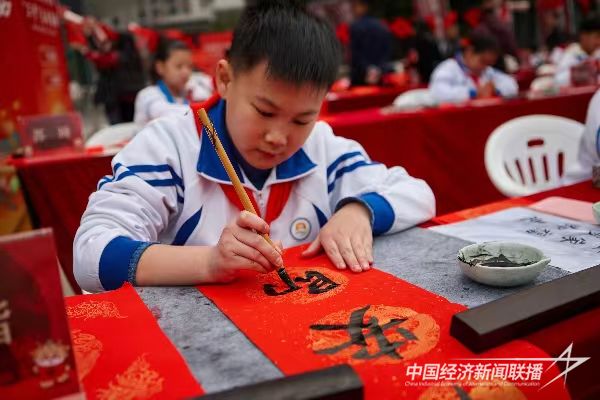 20240130  龙海区31名“小书法家”义务写春联6.jpg?v=1706678015