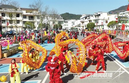 2月11日,上犹县梅水乡园村村民舞龙贺新春.jpg?v=1708349014