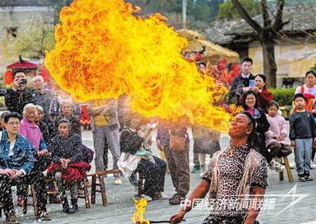 2月16日,游客在龙南市关西围景区观赏非遗项目喷火表演.jpg?v=1708349014