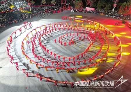 2月15日晚,宁都县城翠微广场上的客家非遗民俗桥帮灯蜿蜒如长龙.jpg?v=1708349014